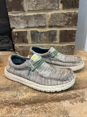 Boys Size 6 Hey Dude Knit Slip-On Shoes in Gray with Lime Wally